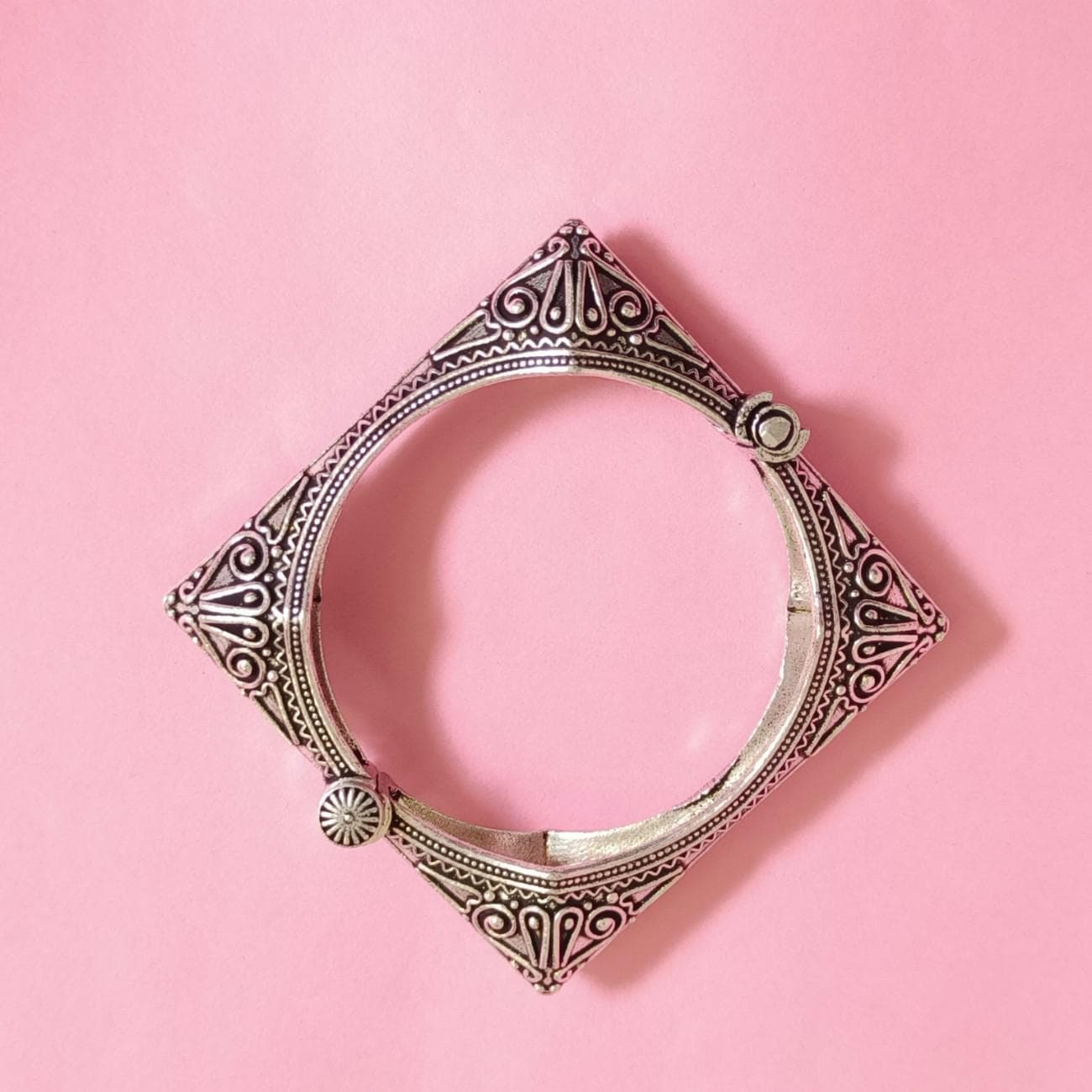 The Bold Noor Heritage Square Kada