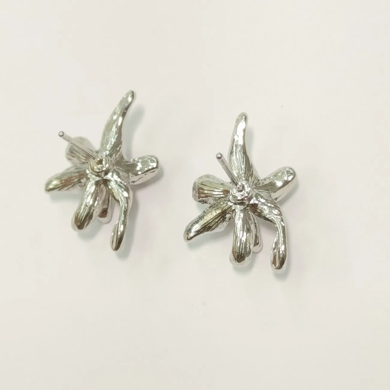 Nimoraa Silver Bloom Sculpted Stud Earrings