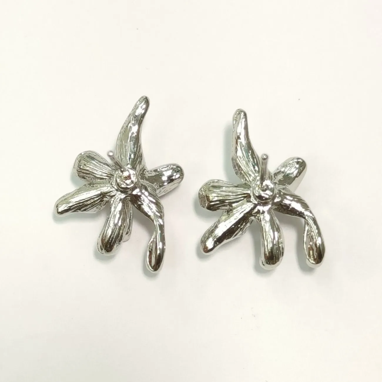 Nimoraa Silver Bloom Sculpted Stud Earrings