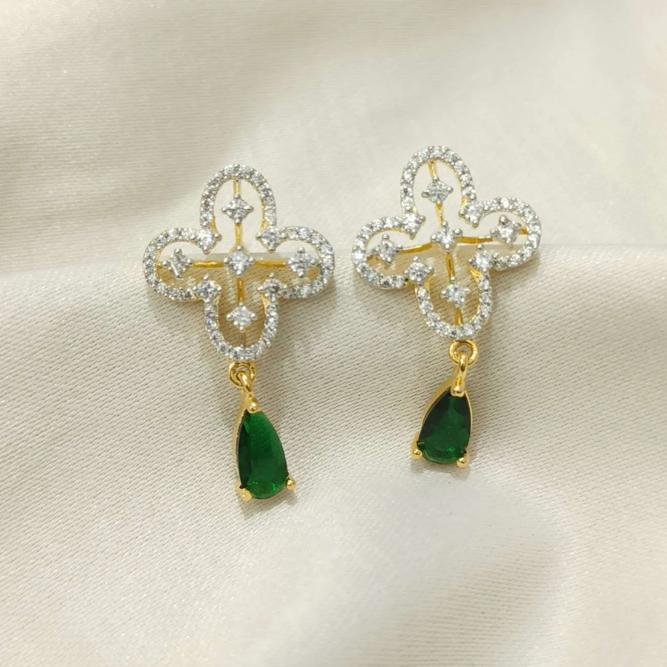 Nimoraa Clover Drop Earrings
