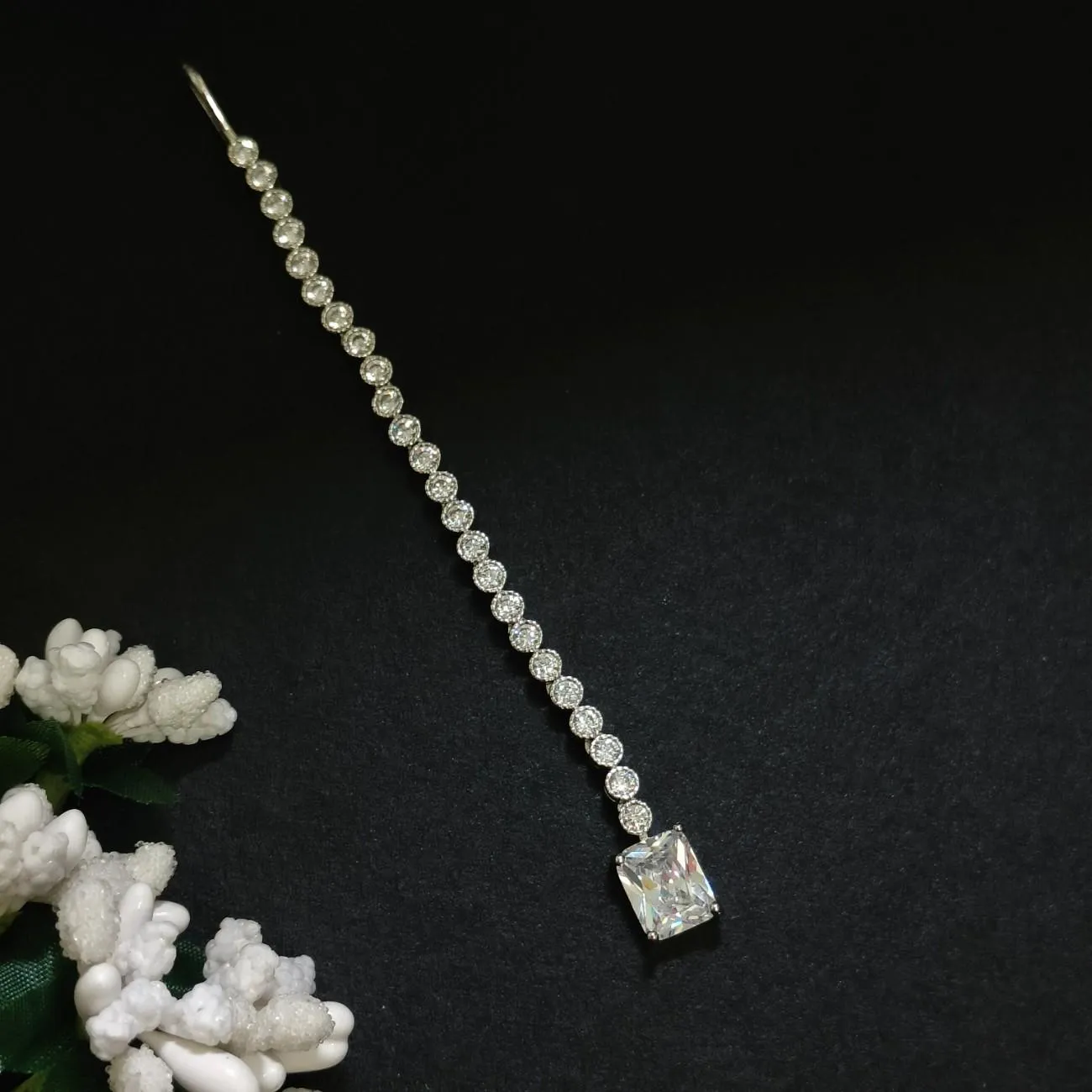 Nimoraa Solitaire Glow Maangtikka
