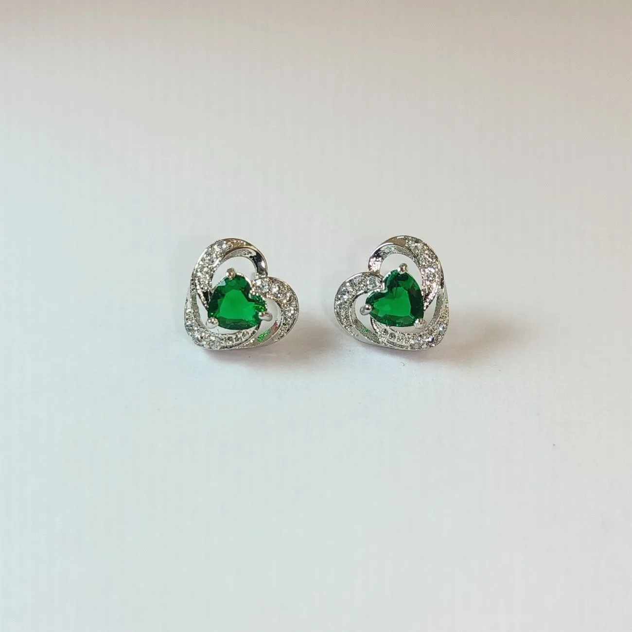 Nimoraa Green Heart Embrace Silver Pendant Set