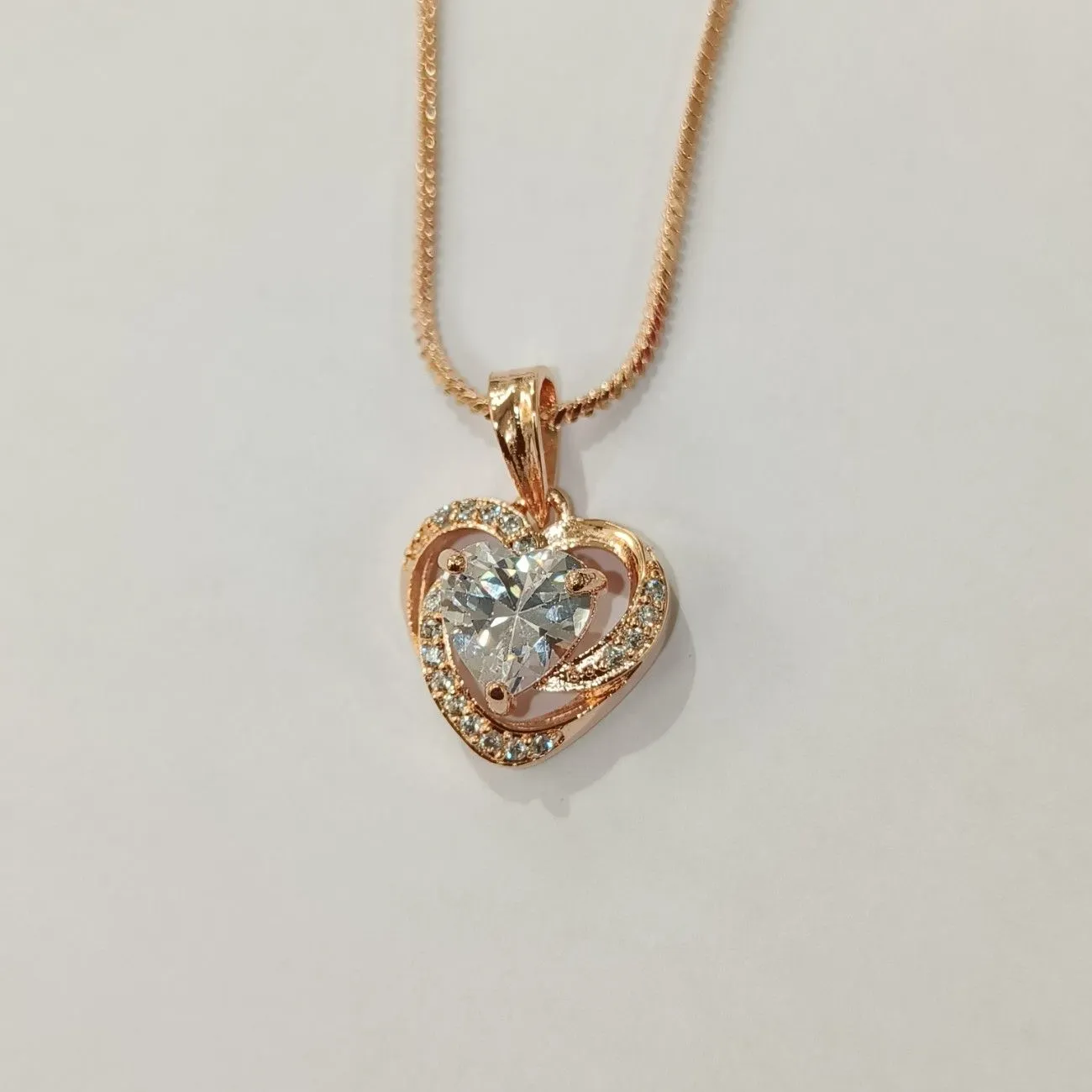Nimoraa White Heart Embrace Rosegold Pendant Set