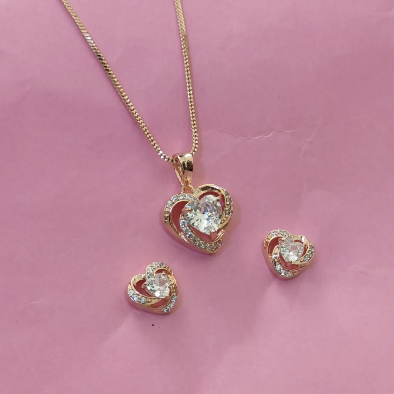 Nimoraa White Heart Embrace Rosegold Pendant Set