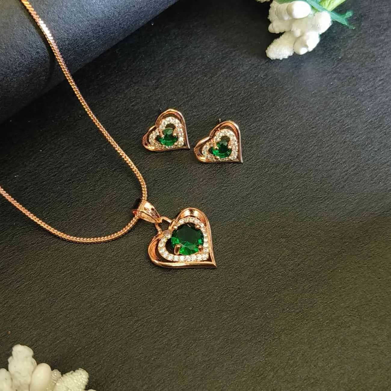 Heart pendant with green solitaire rosegold chain set