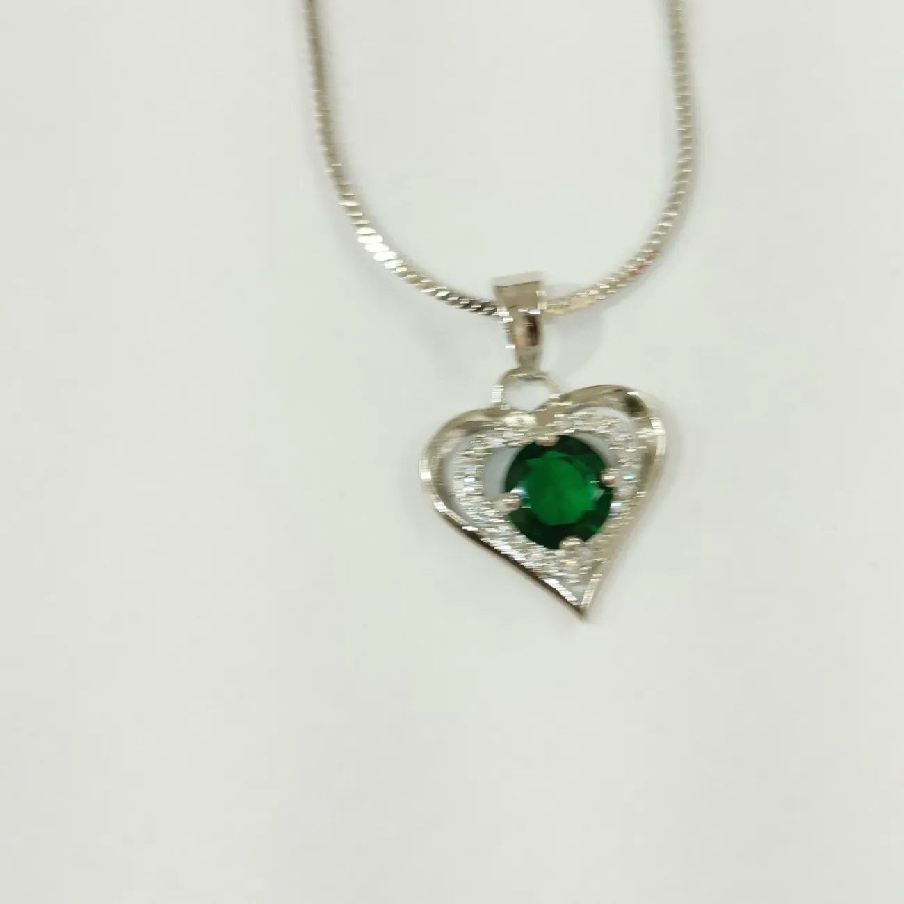 Heart pendant with green solitaire silver chain set