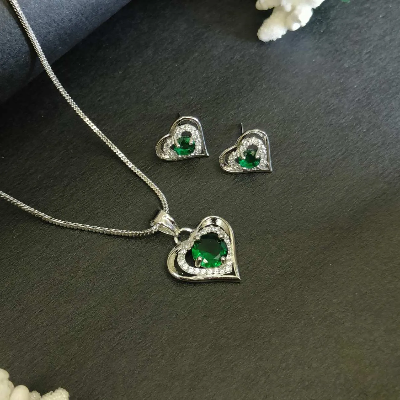 Heart pendant with green solitaire silver chain set