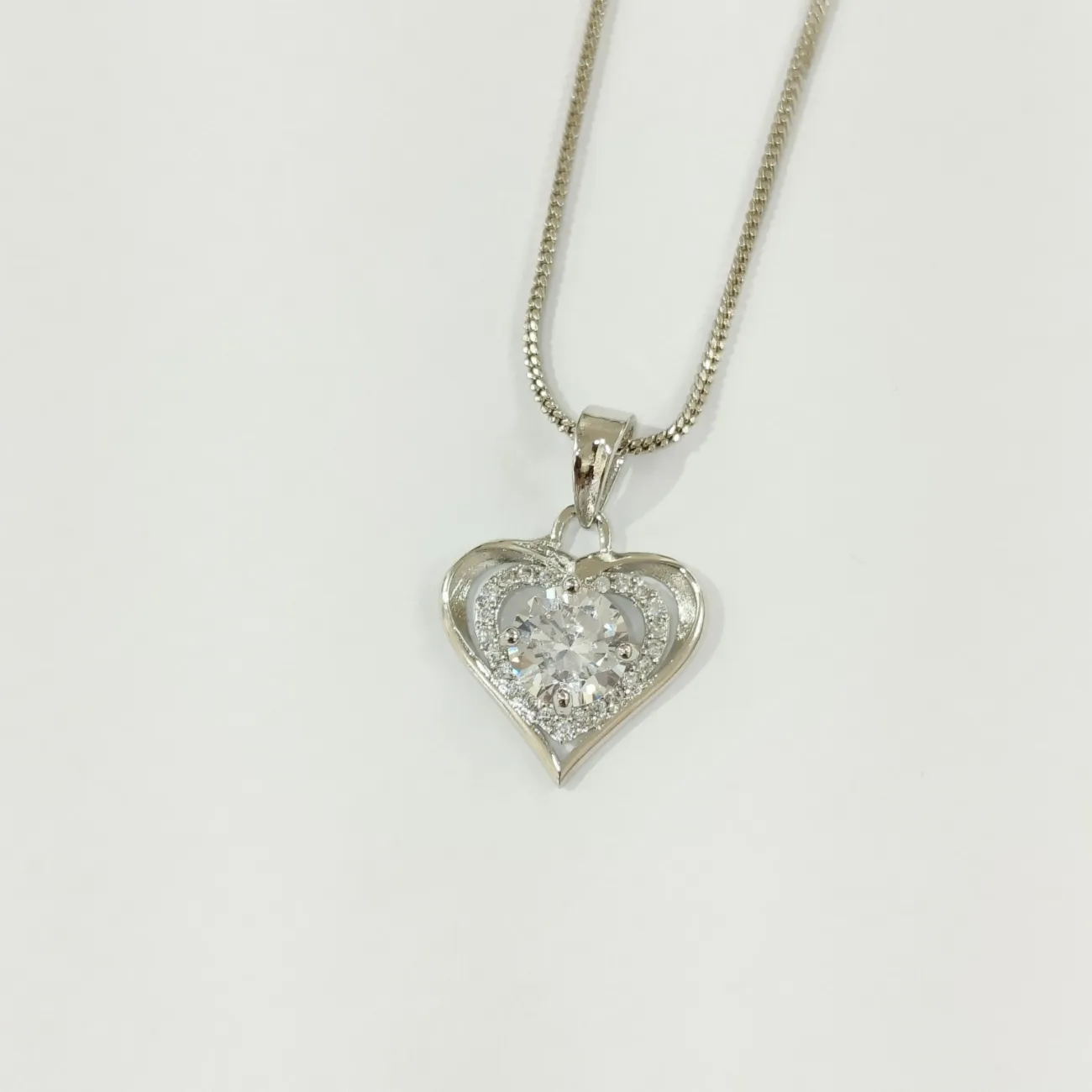 Heart pendant with white solitaire silver chain set