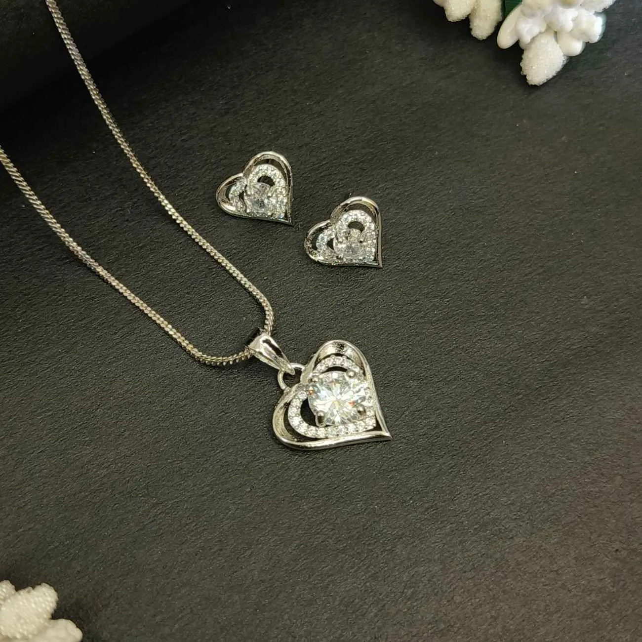 Heart pendant with white solitaire silver chain set