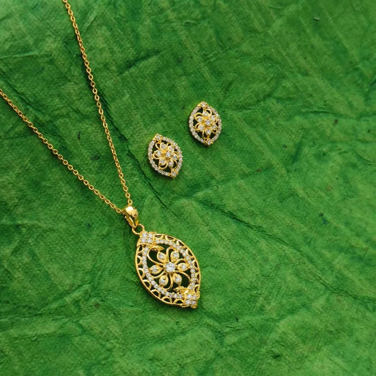 Nimoraa Gold Plated Floral Filigree Pendant Set with Chain