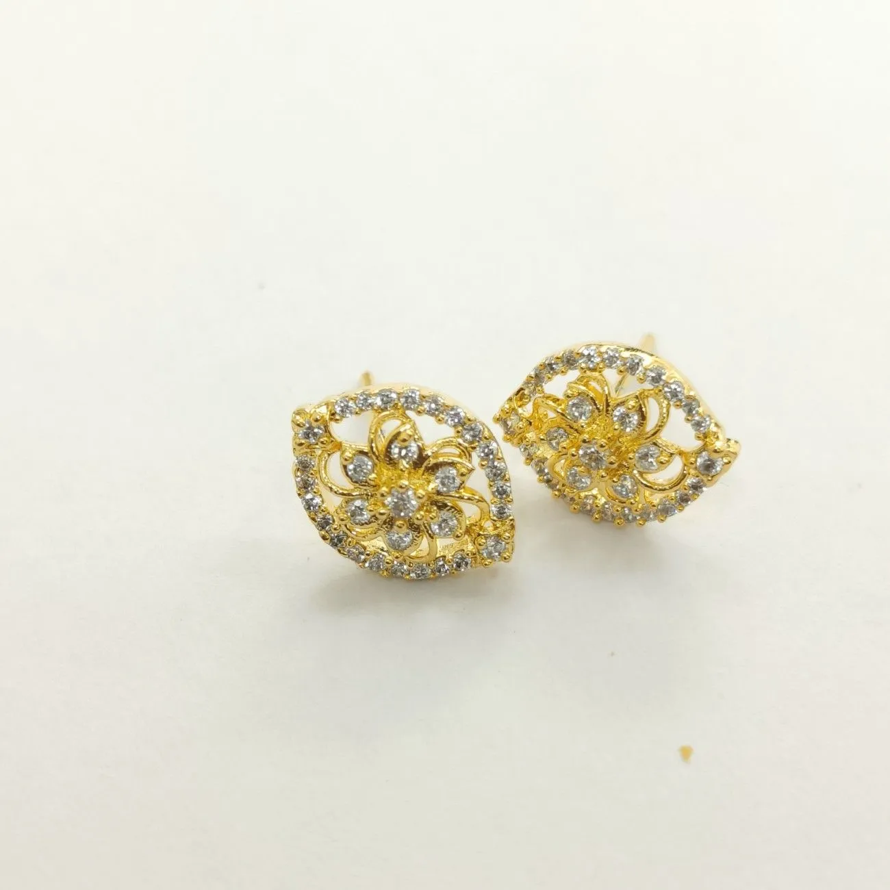 Nimoraa Gold Plated Floral Filigree Pendant Set with Chain