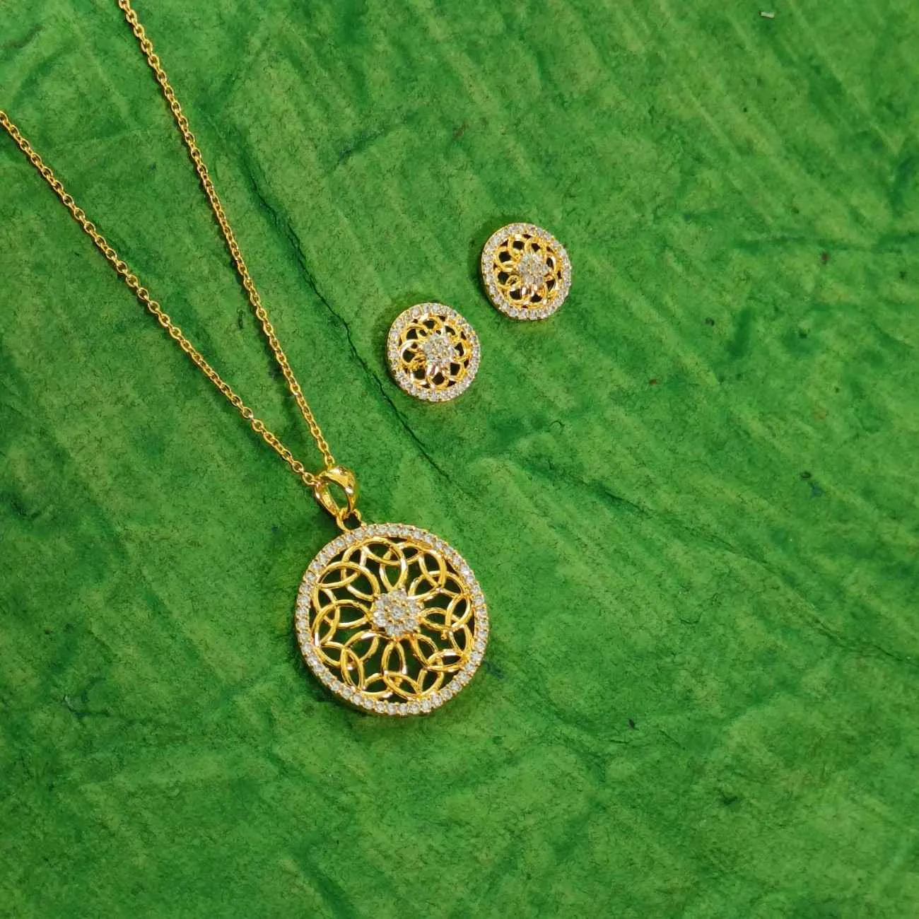 Nimoraa Sunveil Filigree Halo Pendant Set