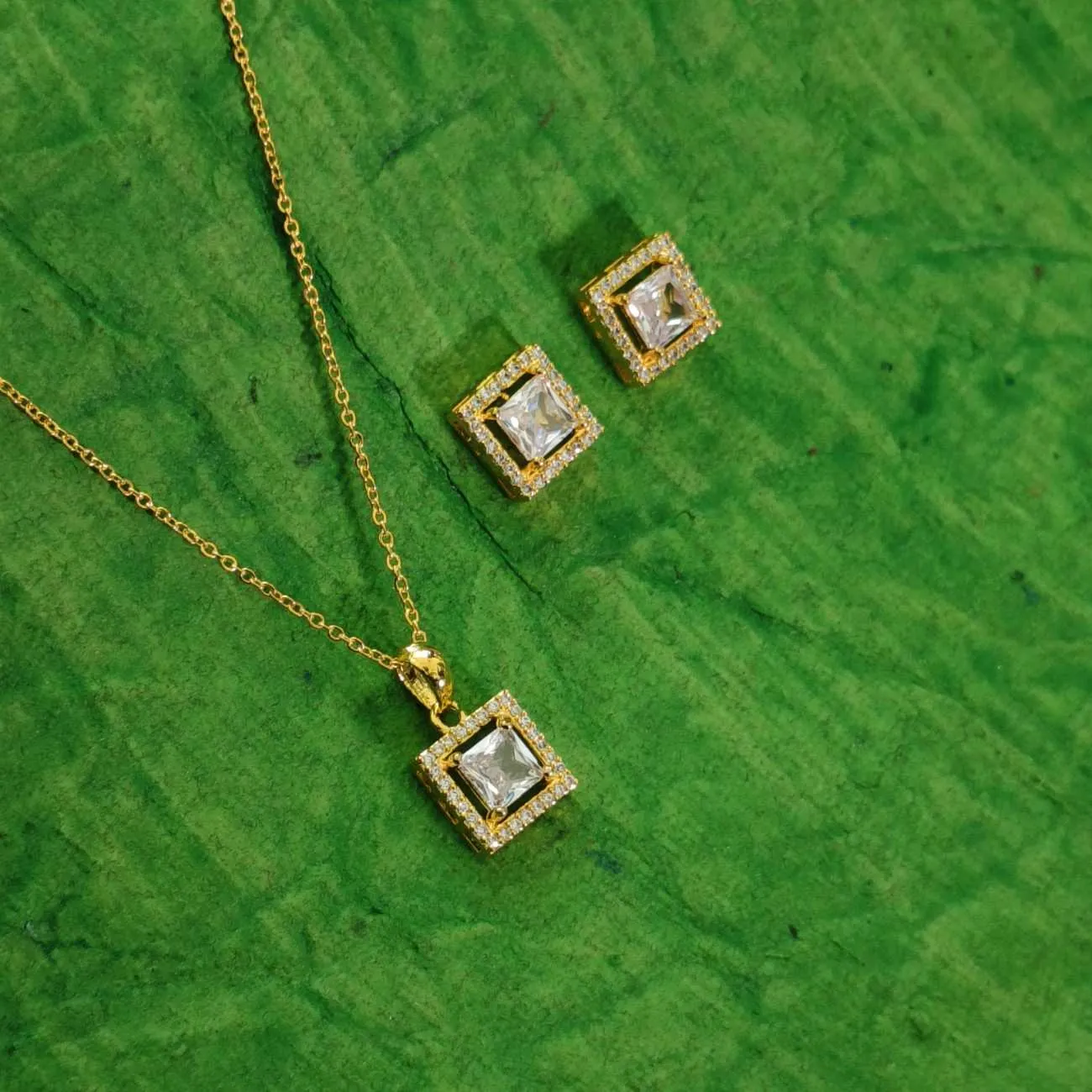 Nimoraa Halo Square Solitaire Pendant Set