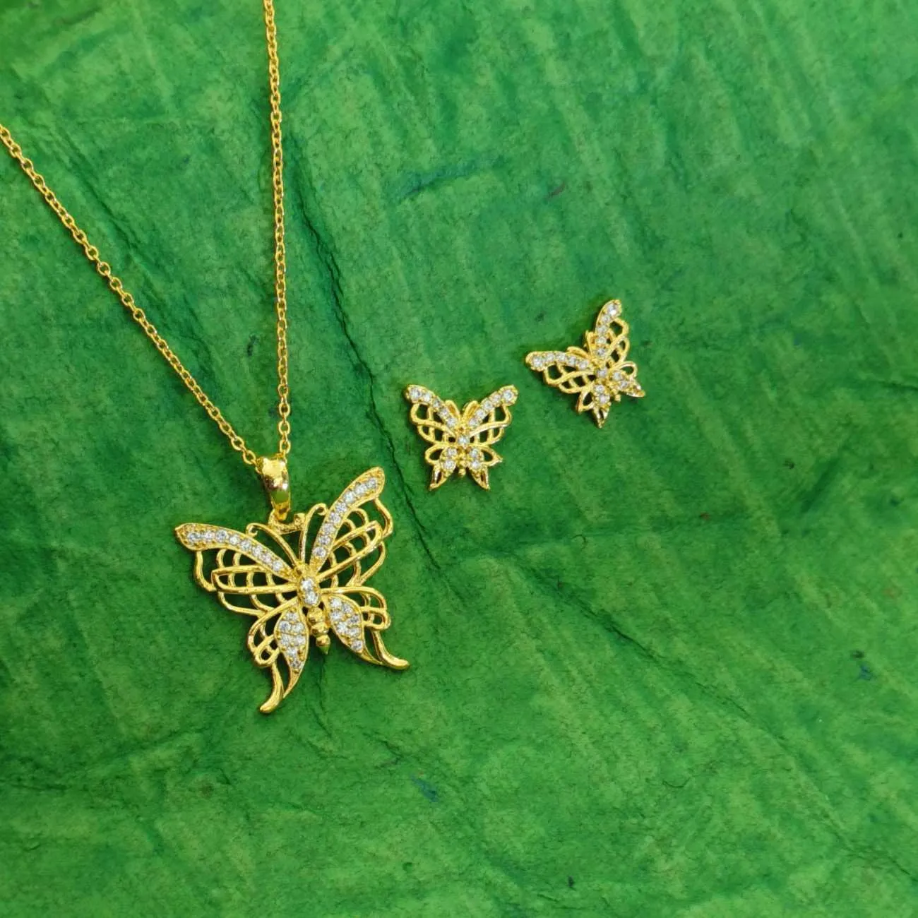 Nimoraa Dual-Wing Stone Butterfly Pendant Set
