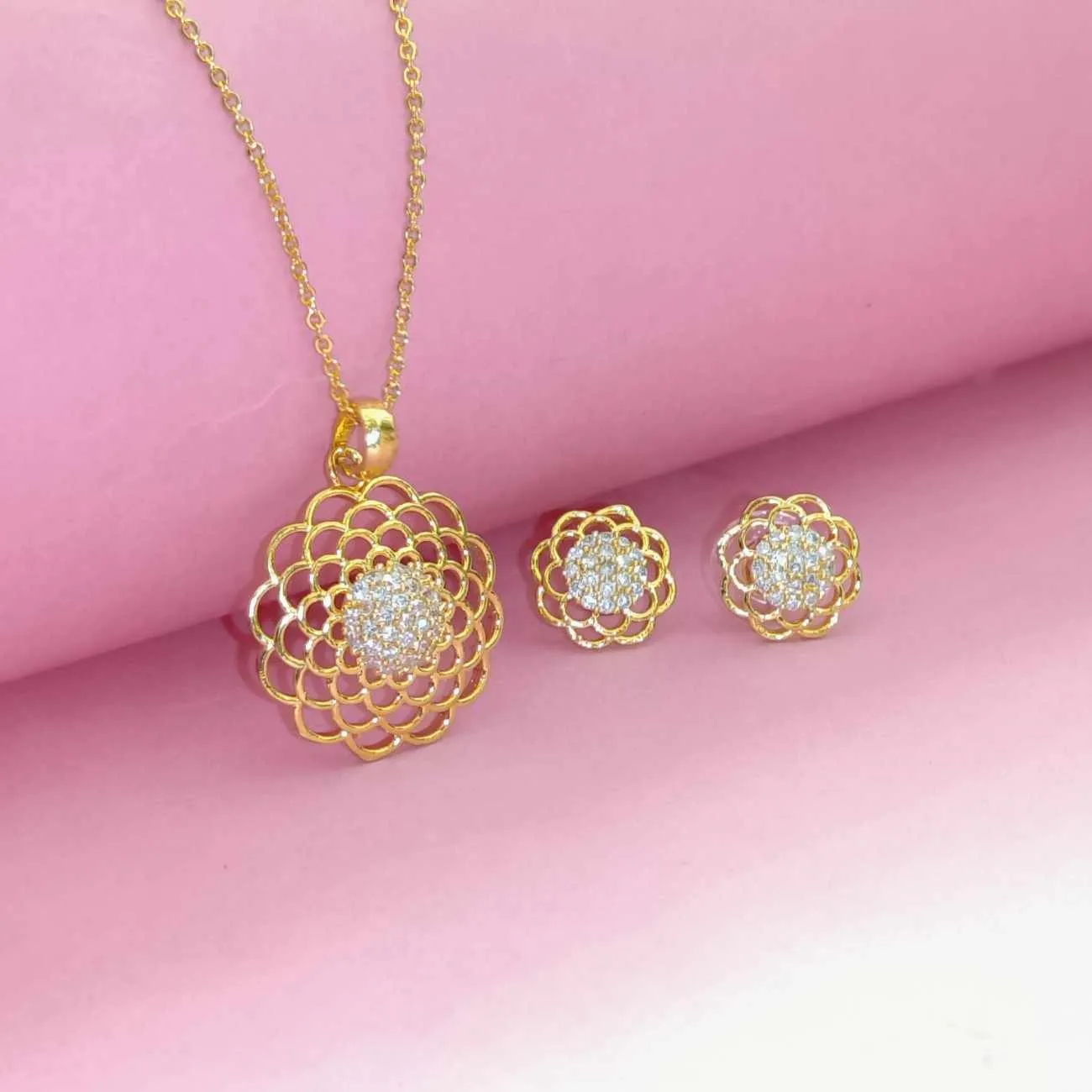 Nimoraa Mandala Gold Petal Bloom Pendant Set