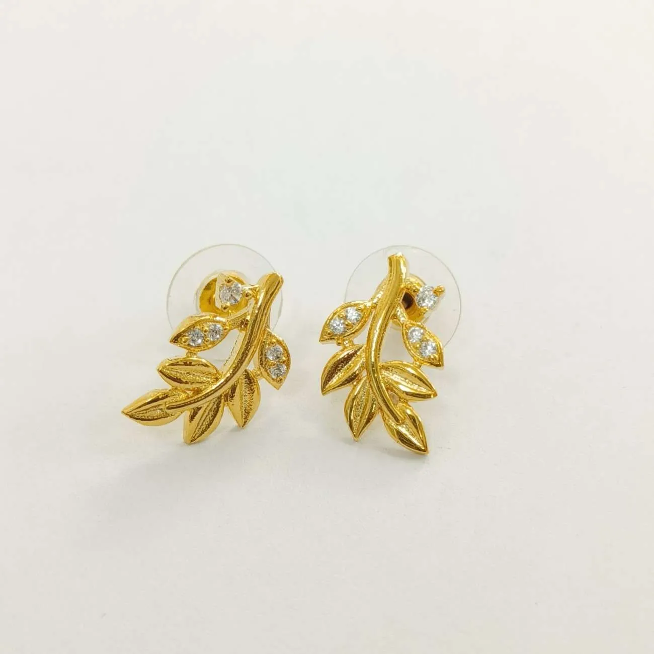 Nimoraa metallic and diamond studded leaf pendnat set