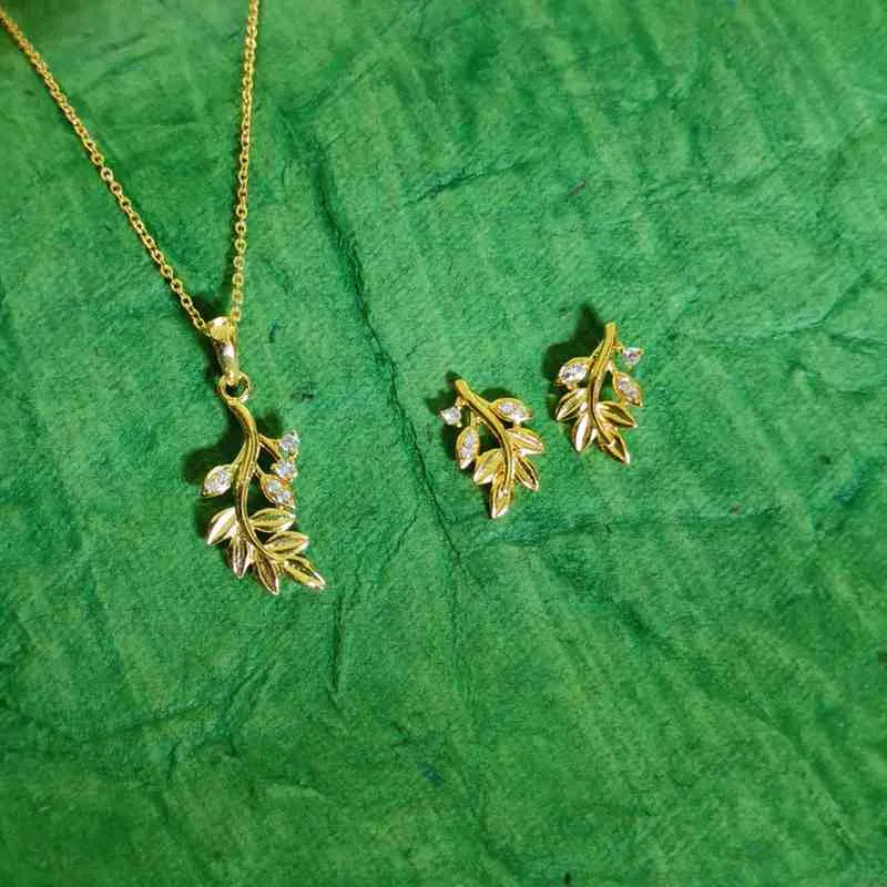 Nimoraa metallic and diamond studded leaf pendnat set