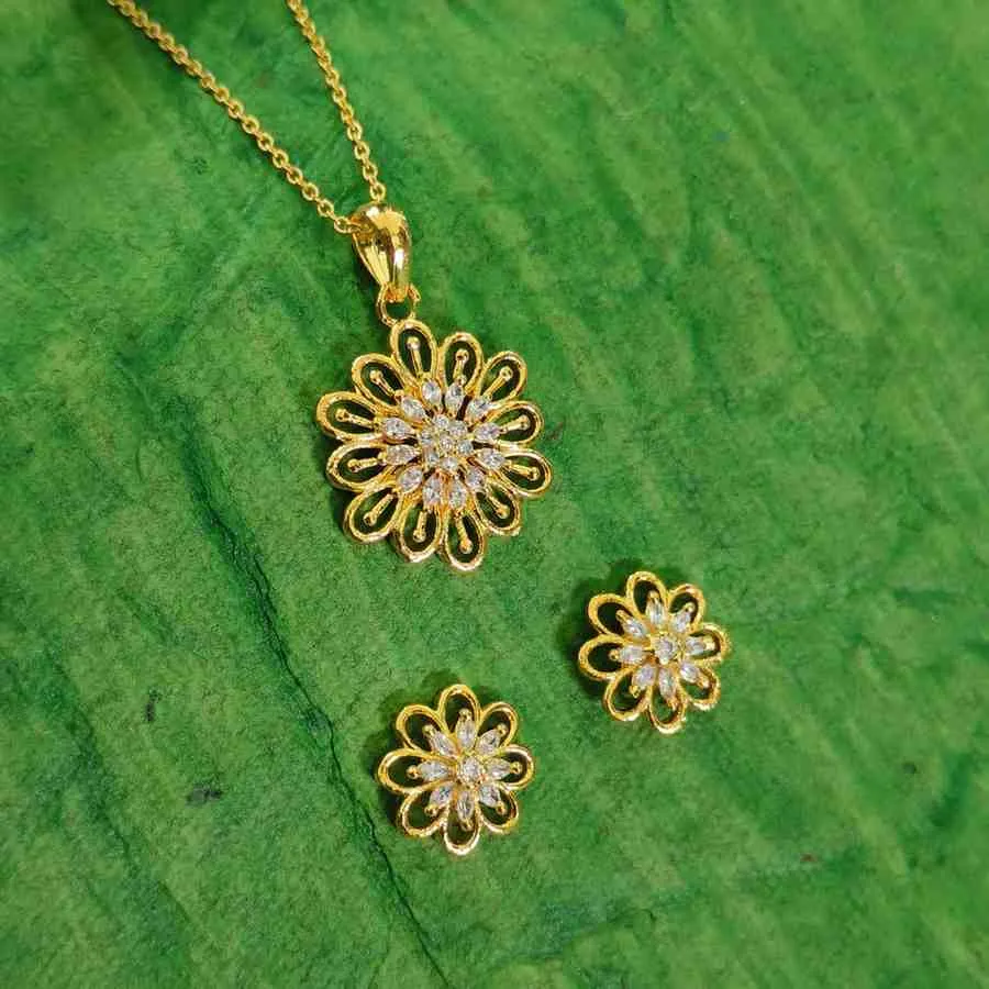 The Sunflower Grace pendant set