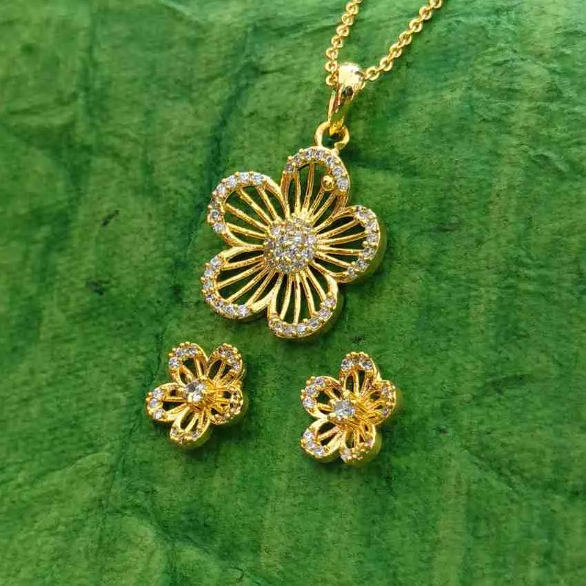 Noorika 3D Bloom Pendant Set