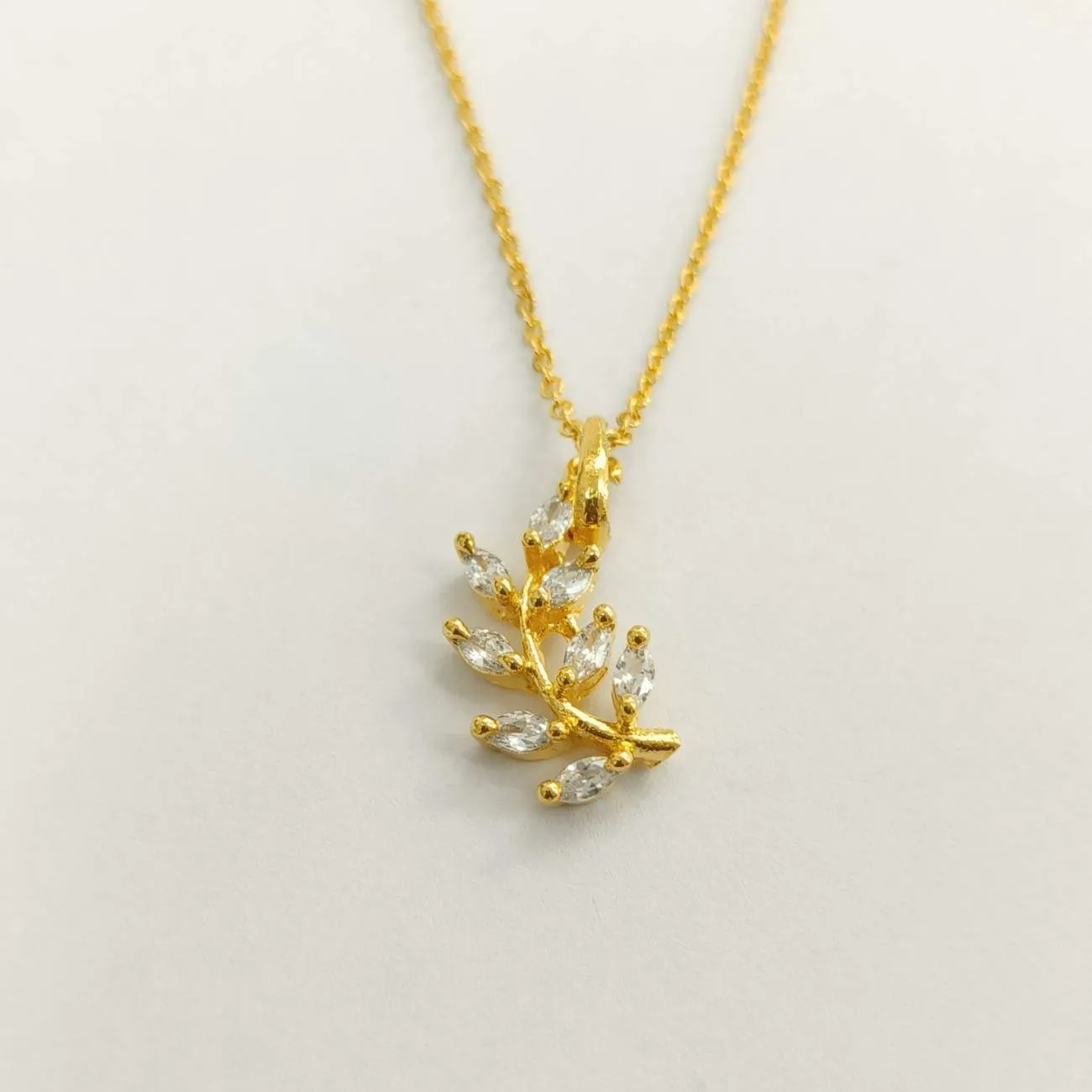 Flowy Leaves Diamond Pendant Set