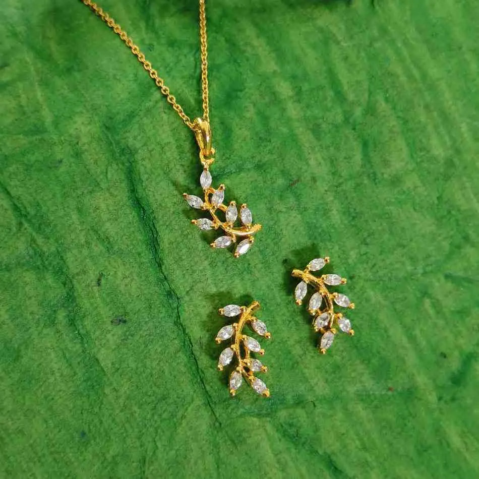 Flowy Leaves Diamond Pendant Set