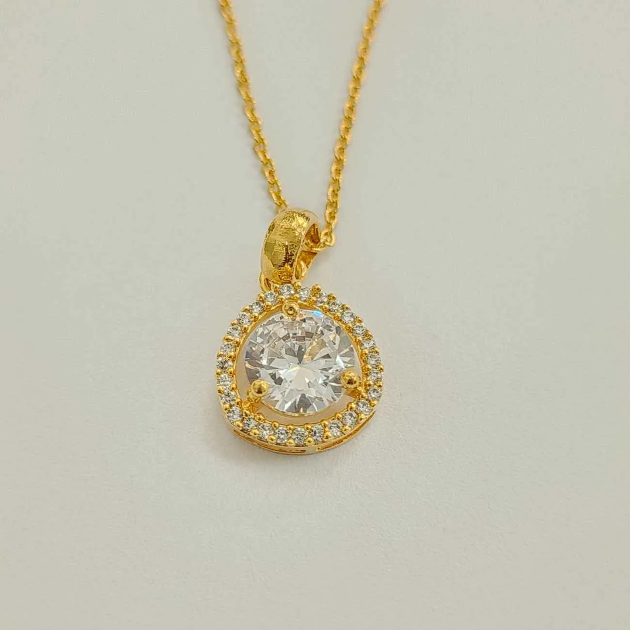 The Iconic TriaAura Halo Solitaire Pendant Set