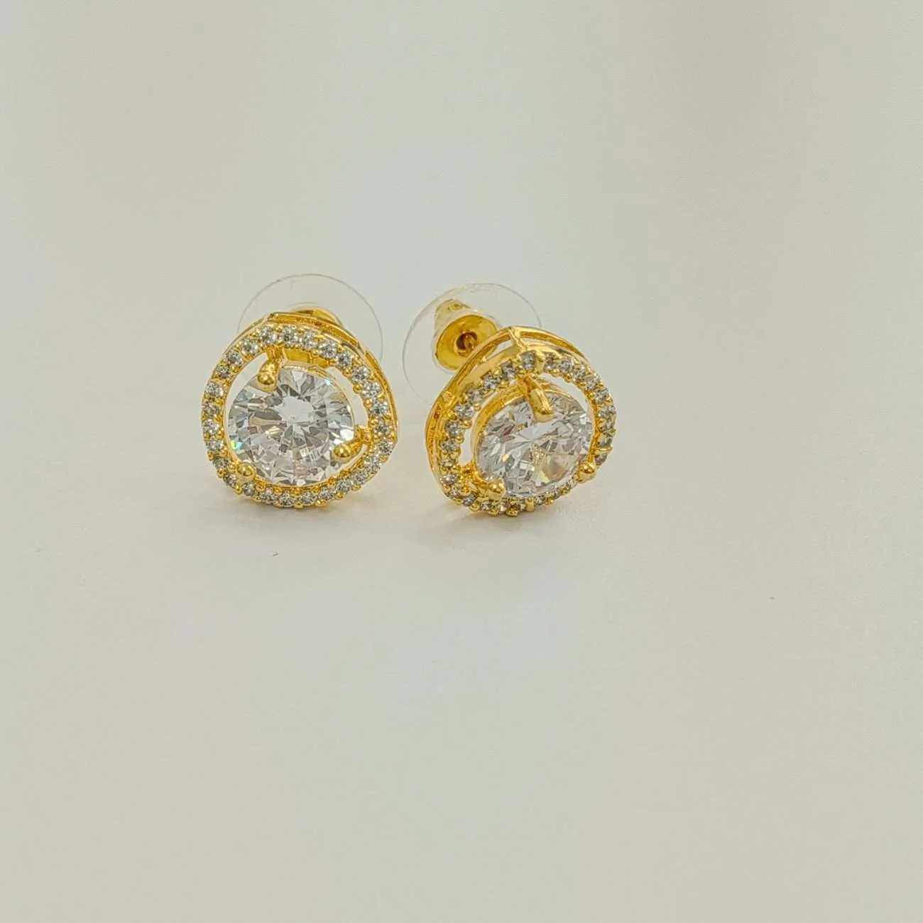 The Iconic TriaAura Halo Solitaire Pendant Set