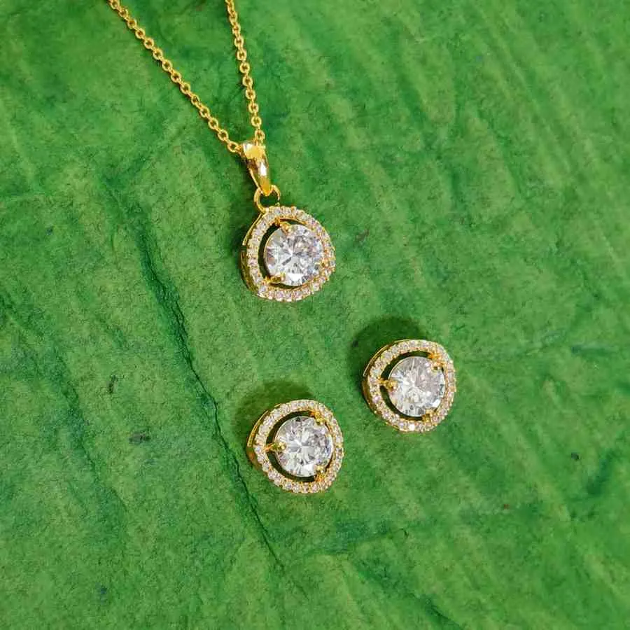 The Iconic TriaAura Halo Solitaire Pendant Set