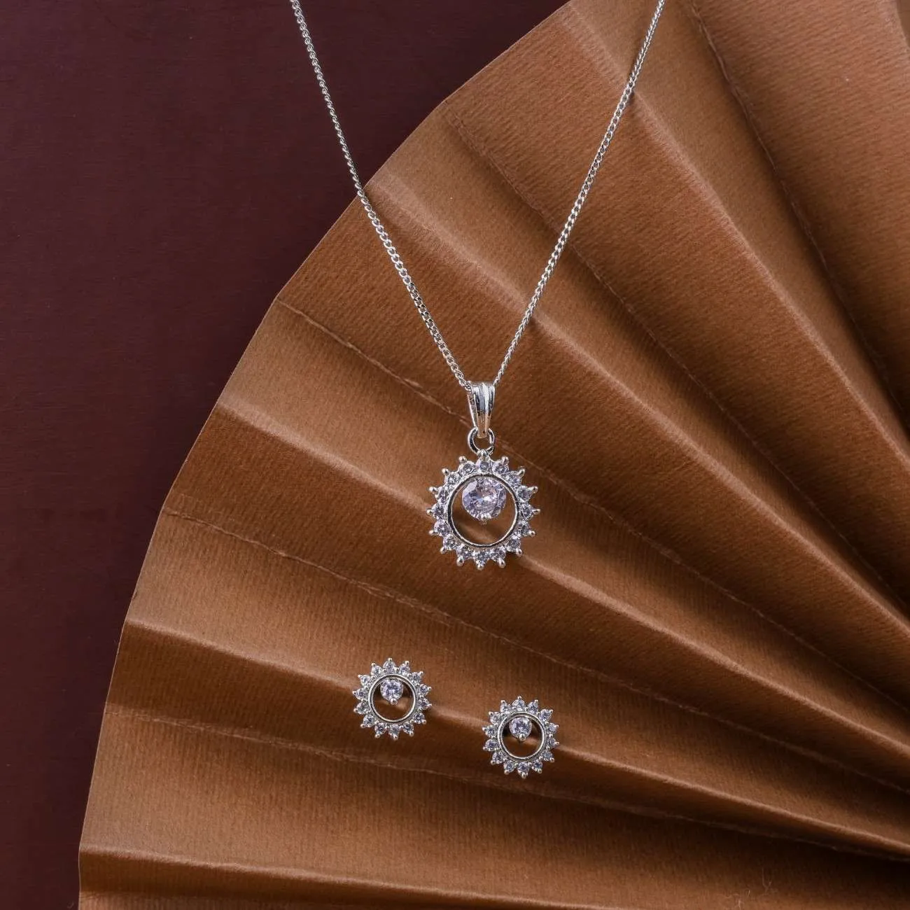 Nimoraa Radiant Halo Silver Pendant Set