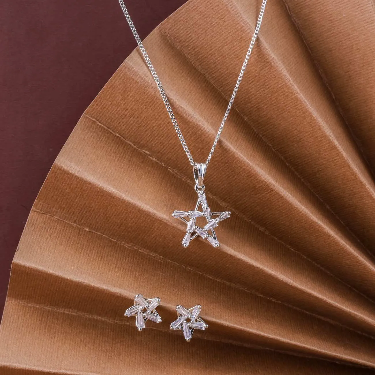 Nimoraa White Baguette Star Spark Pendant Set