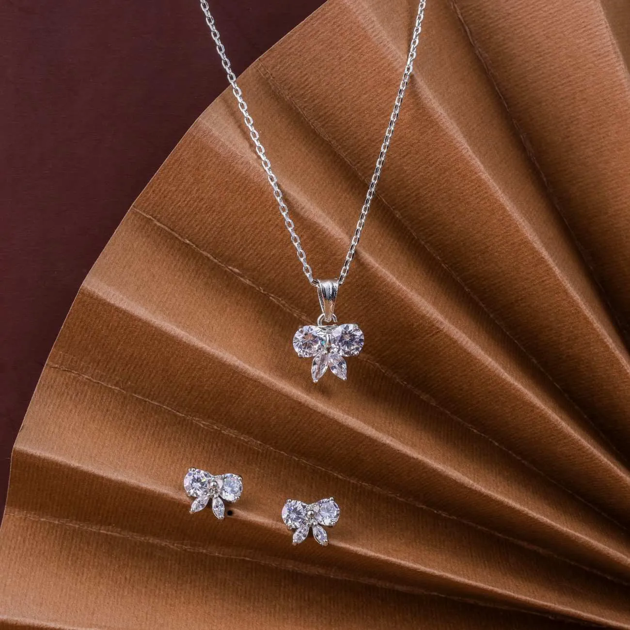 Nimoraa Crystal Bow Spark Silver Pendant Set