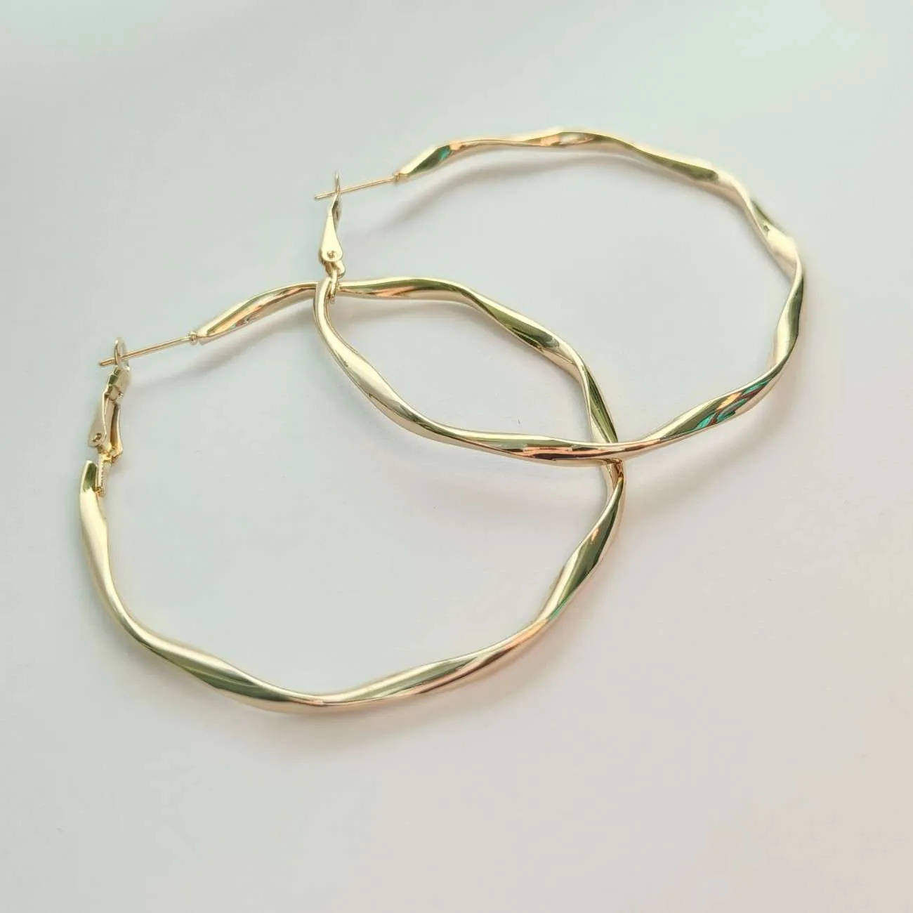 Nimoraa Wavy Luxe Hoop Earrings – Gold Plated