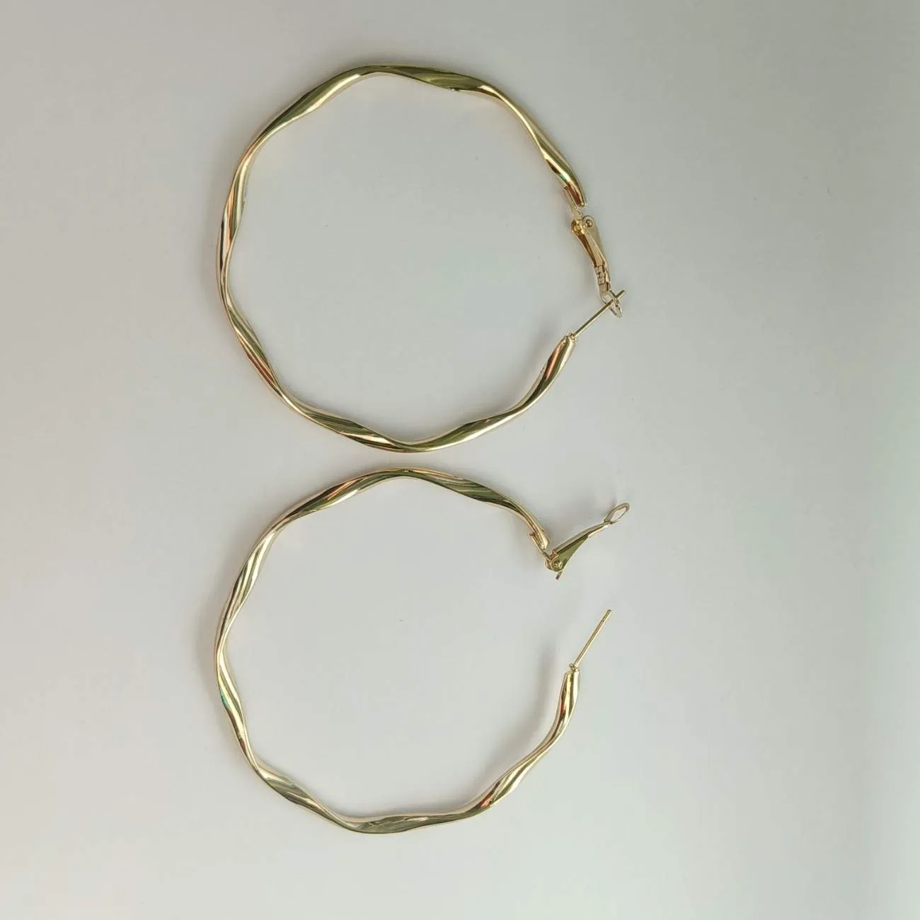 Nimoraa Wavy Luxe Hoop Earrings – Gold Plated