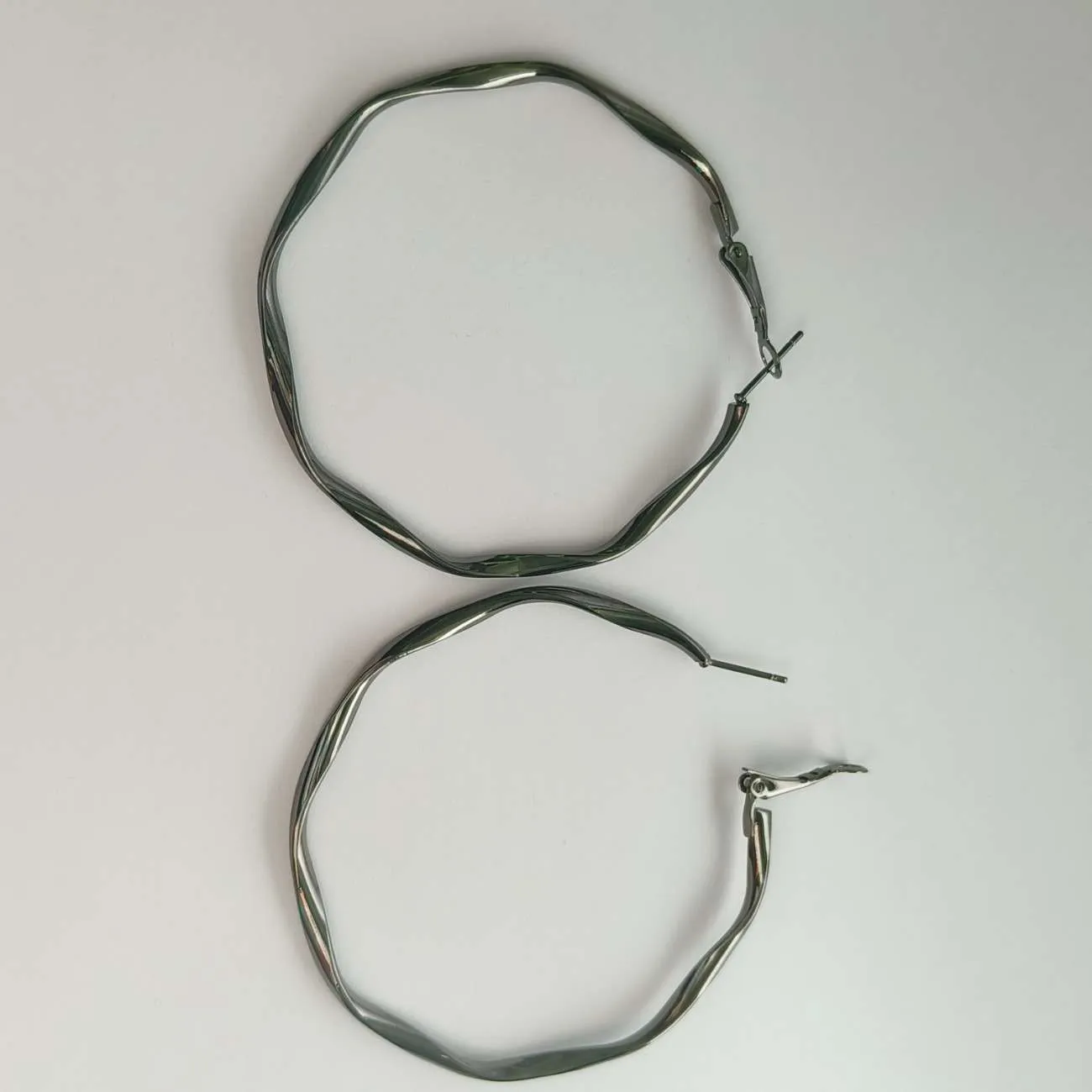 Nimoraa Wavy Luxe Hoop Earrings – Black Plated