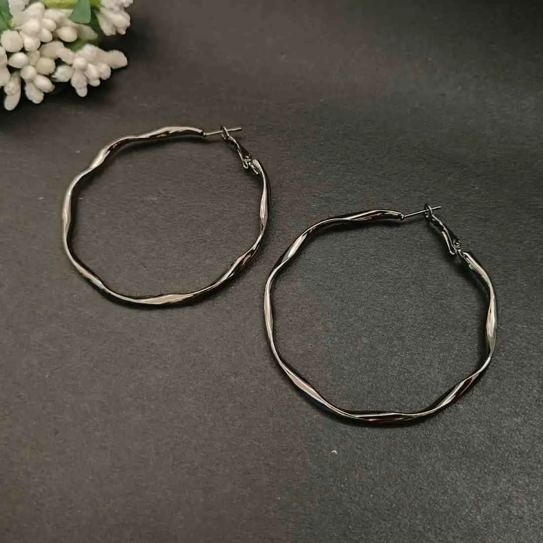 Nimoraa Wavy Luxe Hoop Earrings – Black Plated