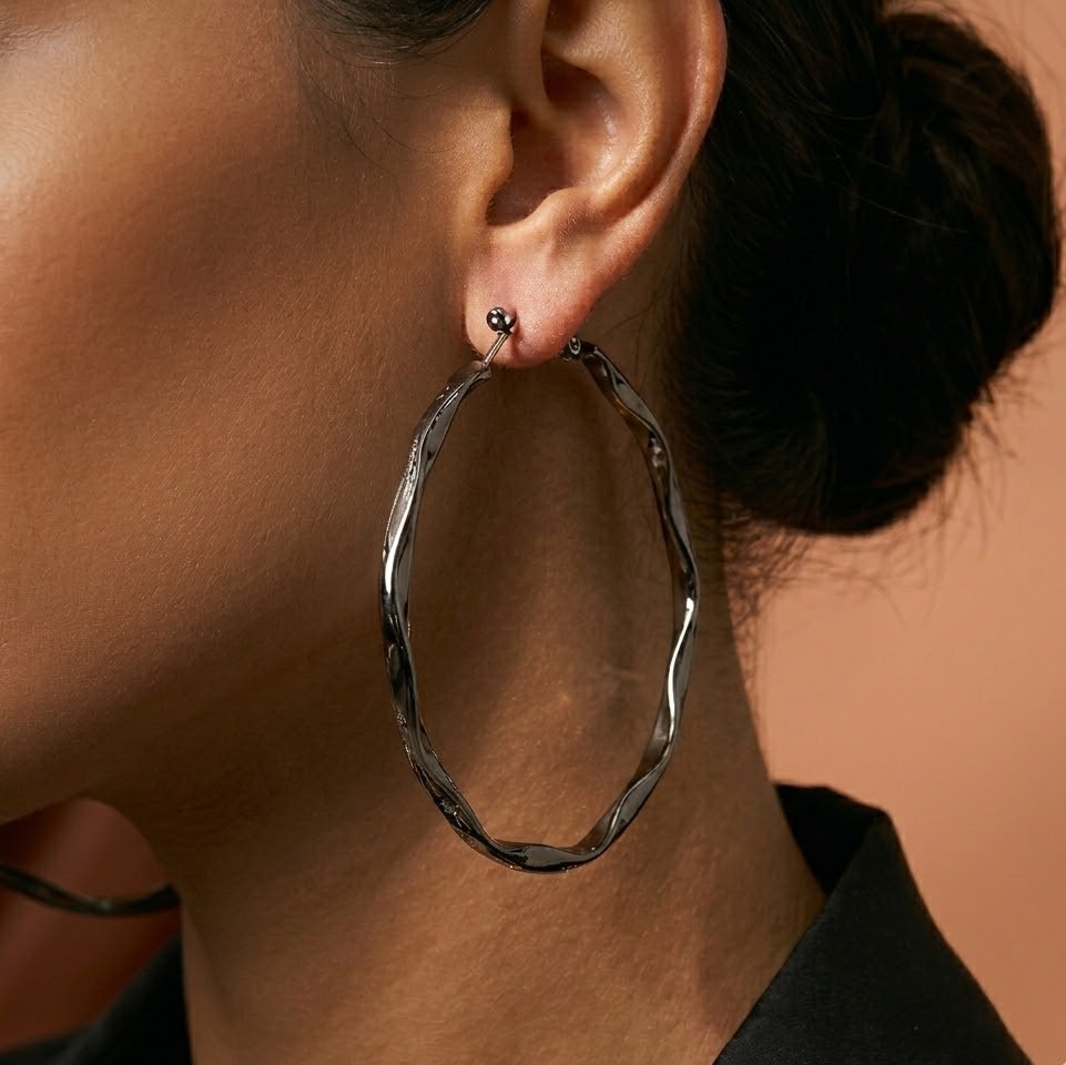Nimoraa Wavy Luxe Hoop Earrings – Black Plated