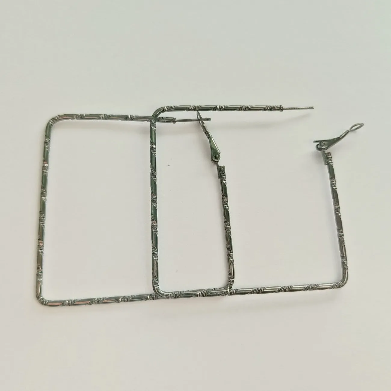 Nimoraa Textured Square Hoop Earrings – Black Plated