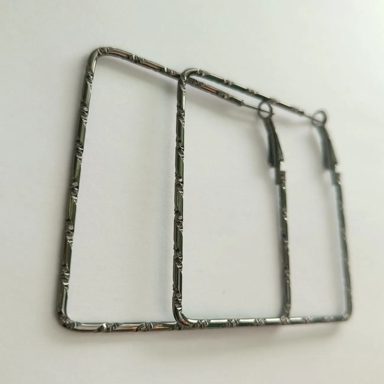 Nimoraa Textured Square Hoop Earrings – Black Plated