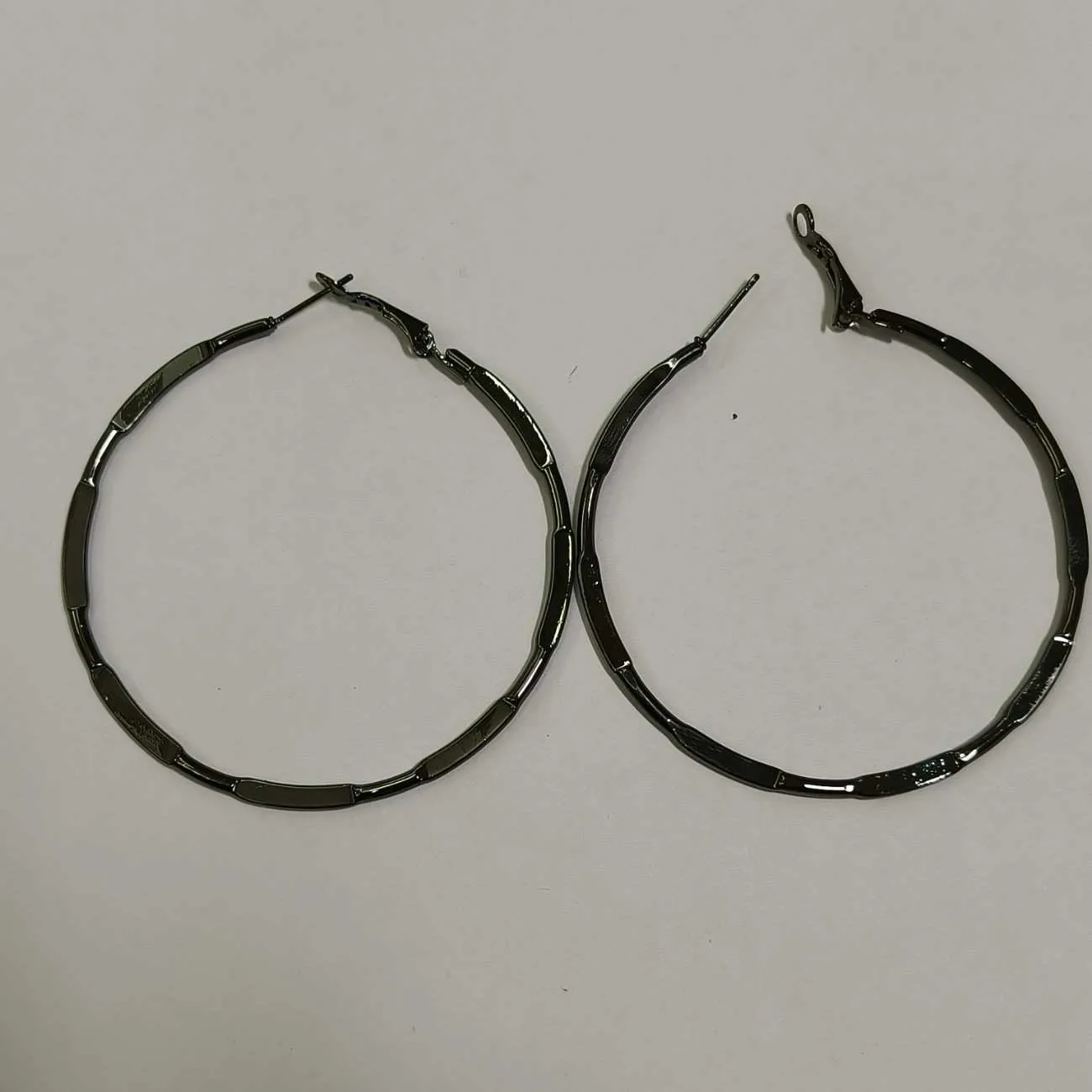 Nimoraa Urban Edge Hoop Earrings – Black Plated