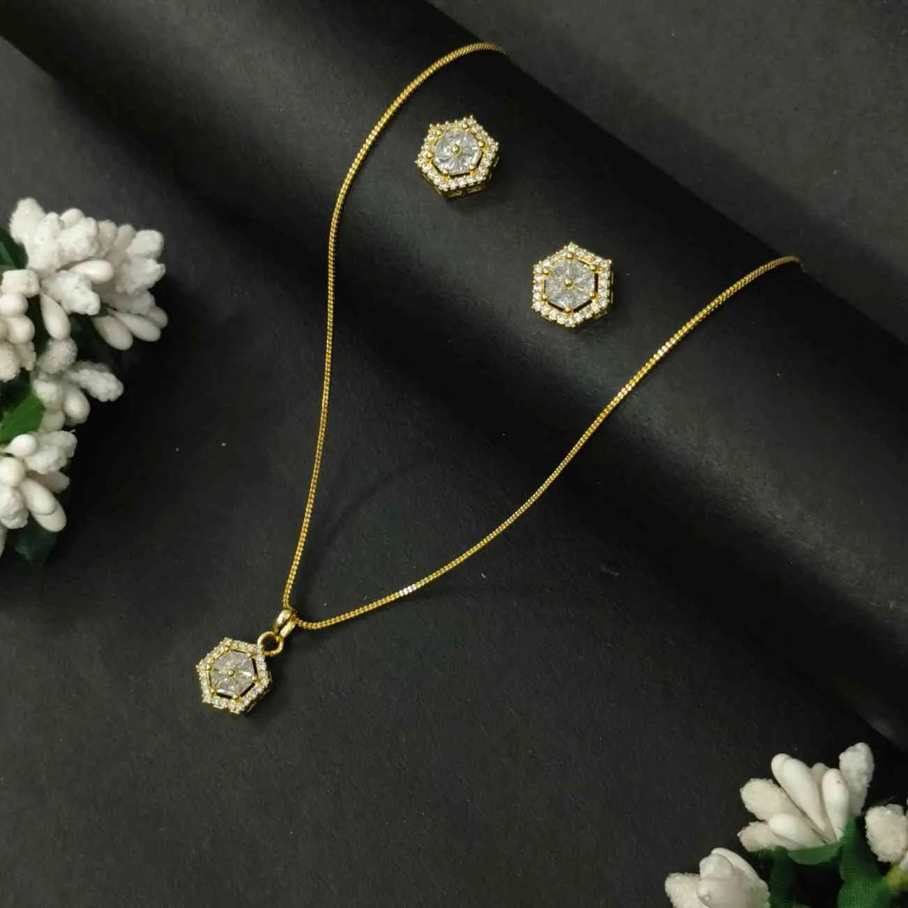 Nimoraa Hexa Spark Gold Pendant Set