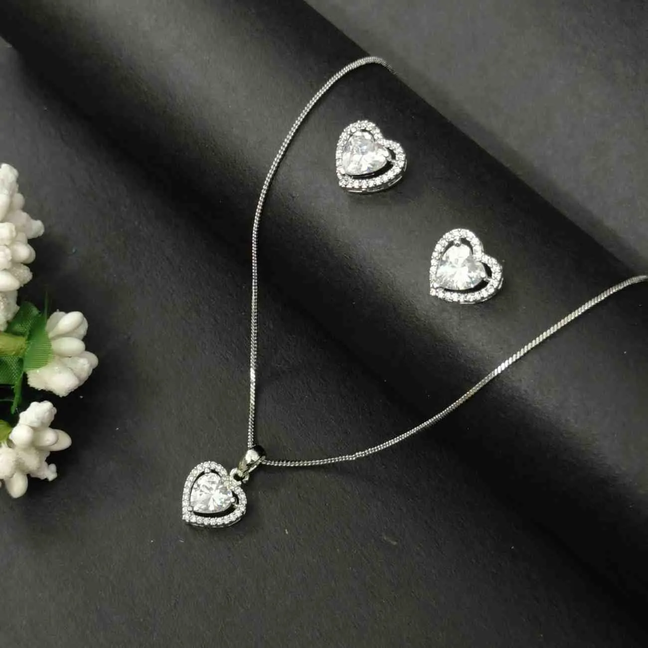 Nimoraa Crystal Heart Glow Silver Pendant Set