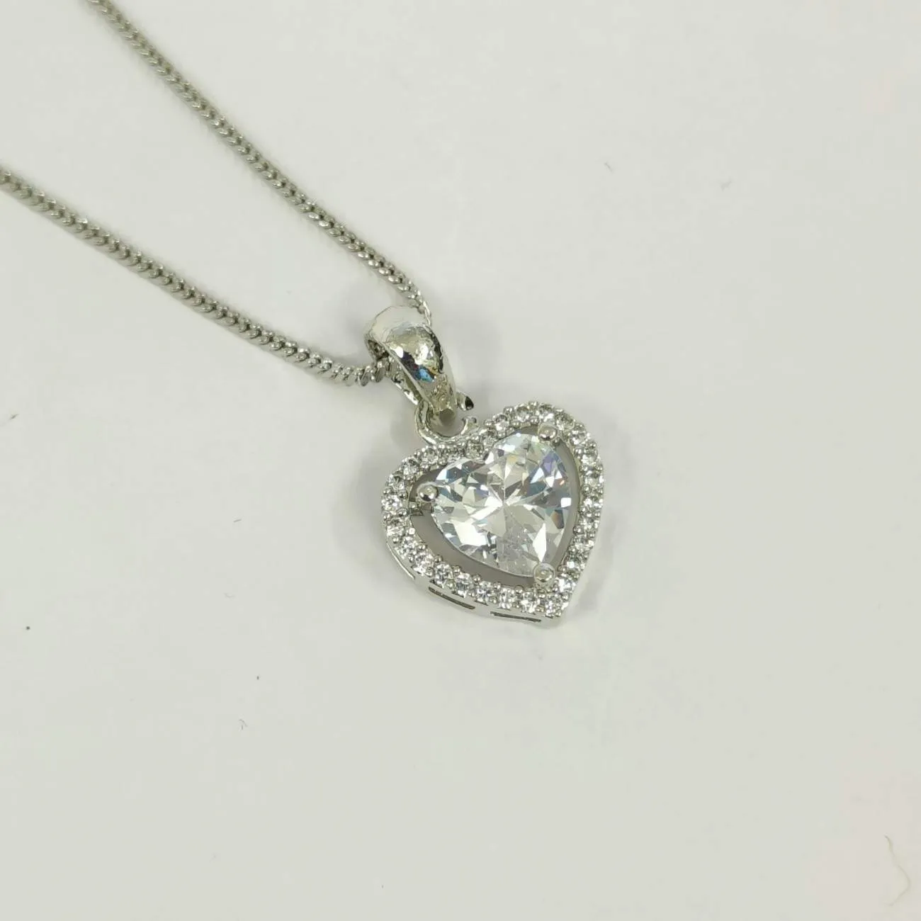 Nimoraa Crystal Heart Glow Silver Pendant Set