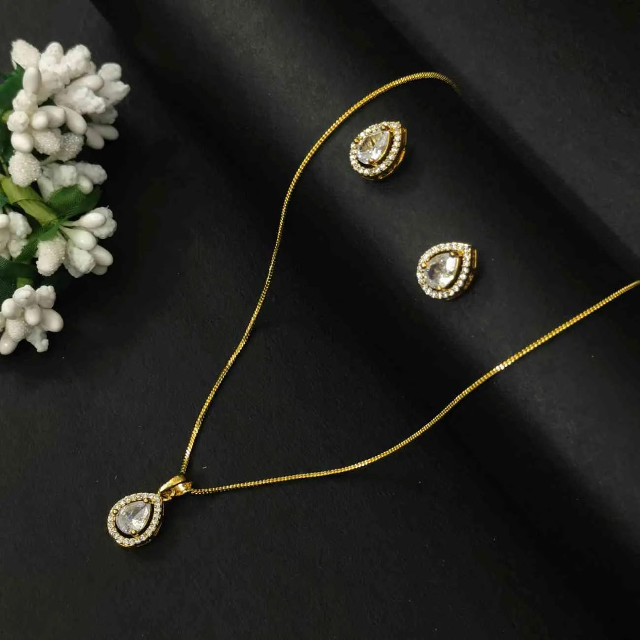 Nimoraa Teardrop Radiance Gold Pendant Set
