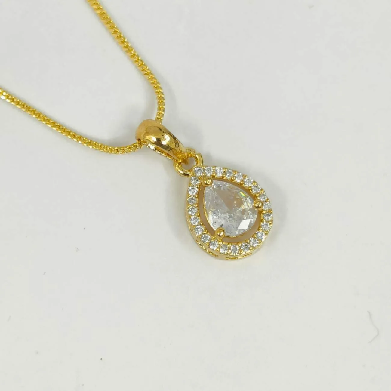 Nimoraa Teardrop Radiance Gold Pendant Set