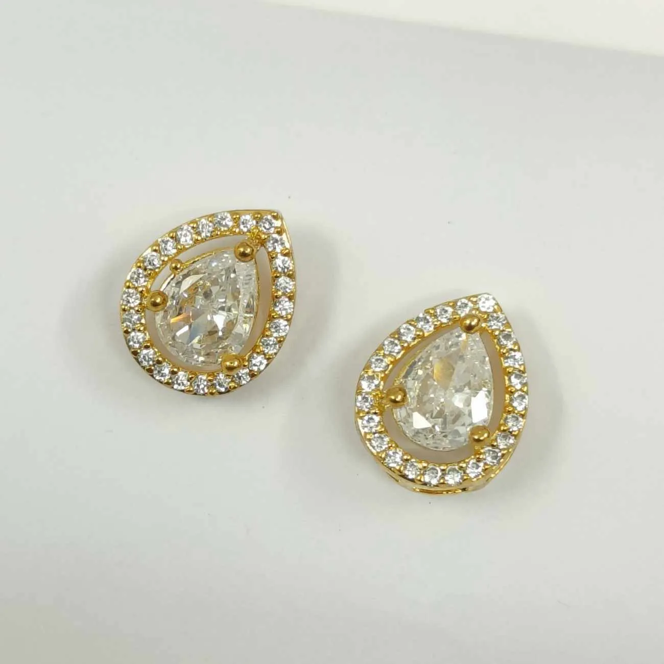 Nimoraa Teardrop Radiance Gold Pendant Set