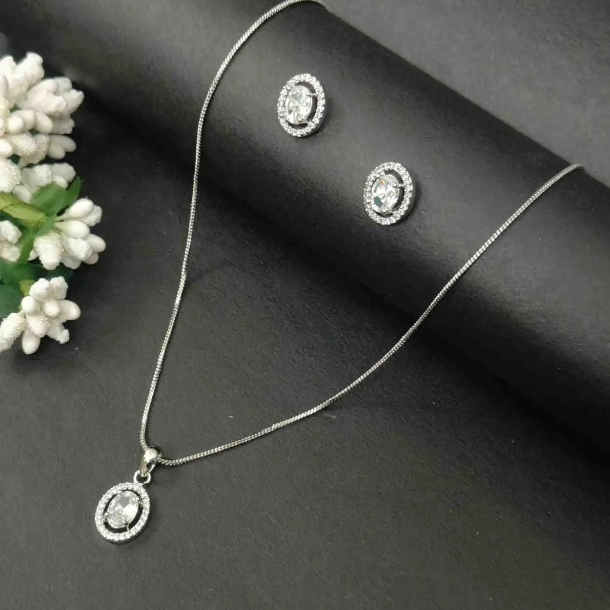 Nimoraa Oval Halo Spark Silver Pendant Set