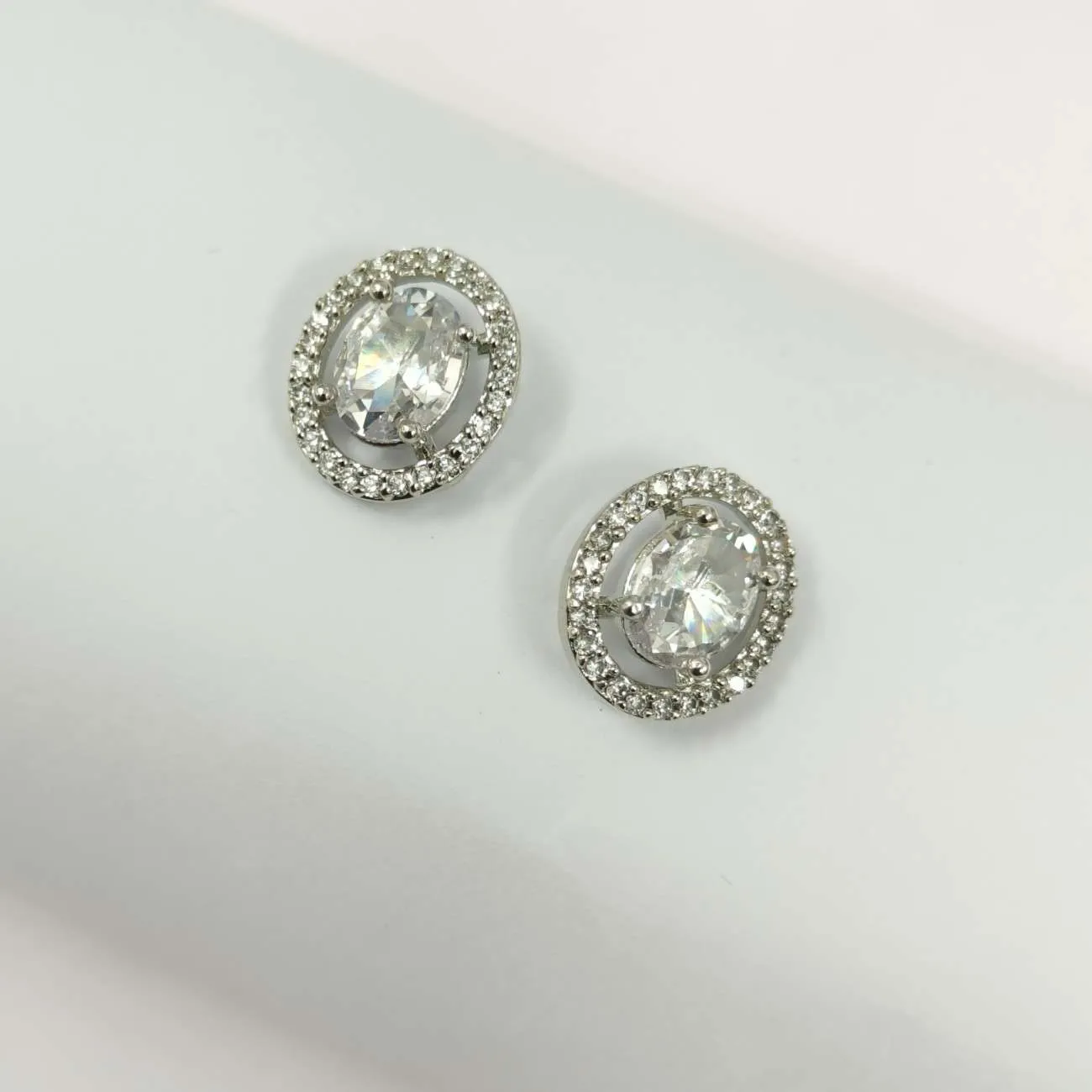 Nimoraa Oval Halo Spark Silver Pendant Set
