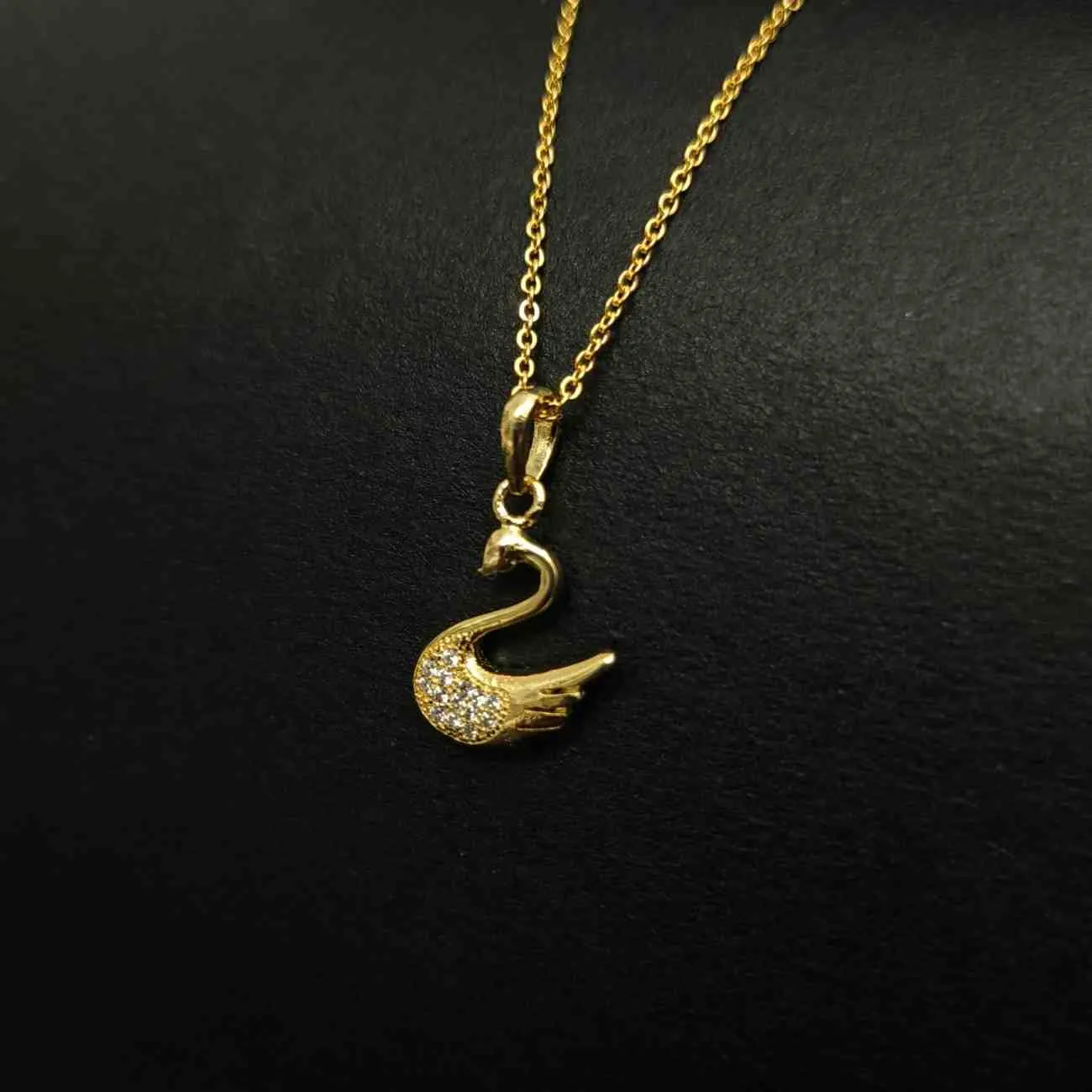 Golden Swarn Glide Pendant Chain