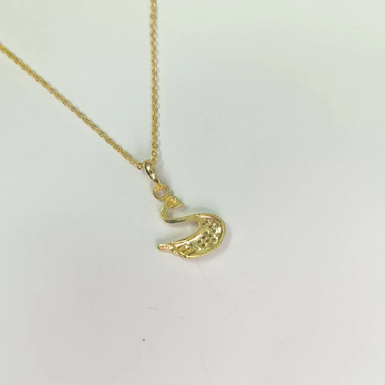 Golden Swarn Glide Pendant Chain