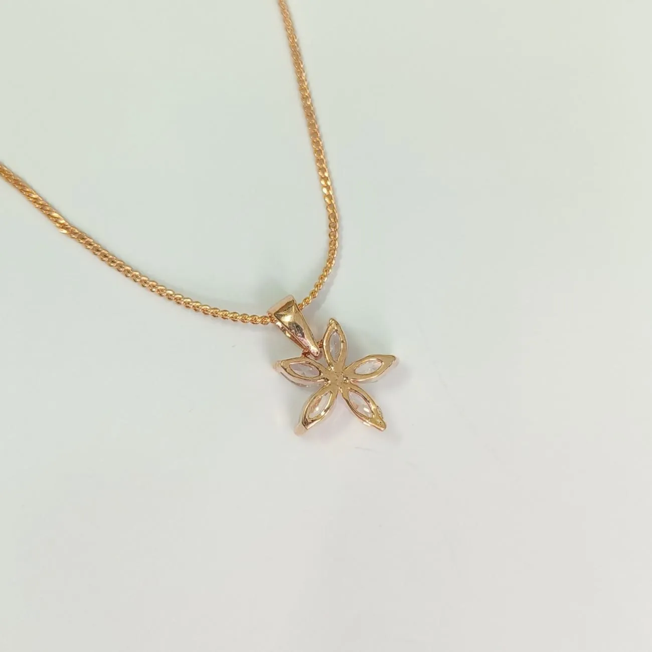 Rosegold Petal Spark Chain